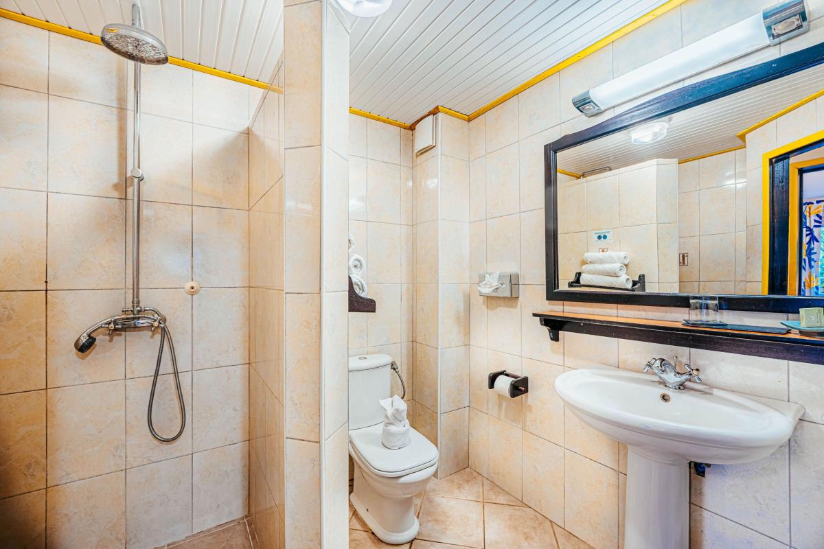 Hotel pied dans l'eau martinique BAMBOU  -salle de douche grand kay